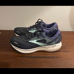 Brooks Ghost. Size 8.